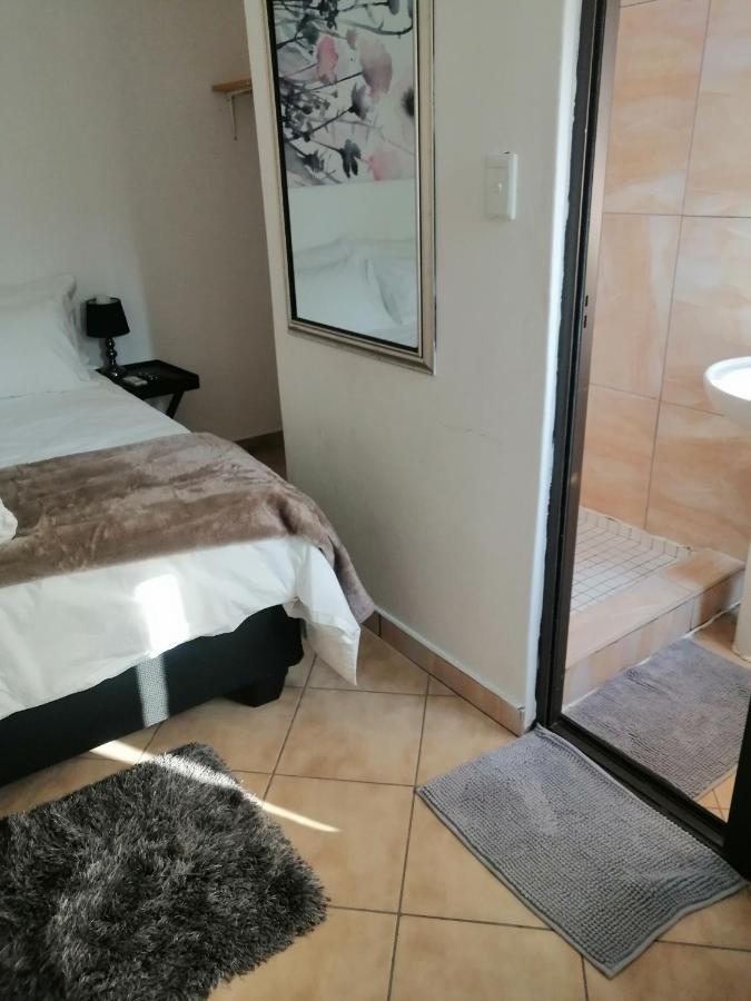 Niilo'S Guesthouse Rundu Ngoại thất bức ảnh