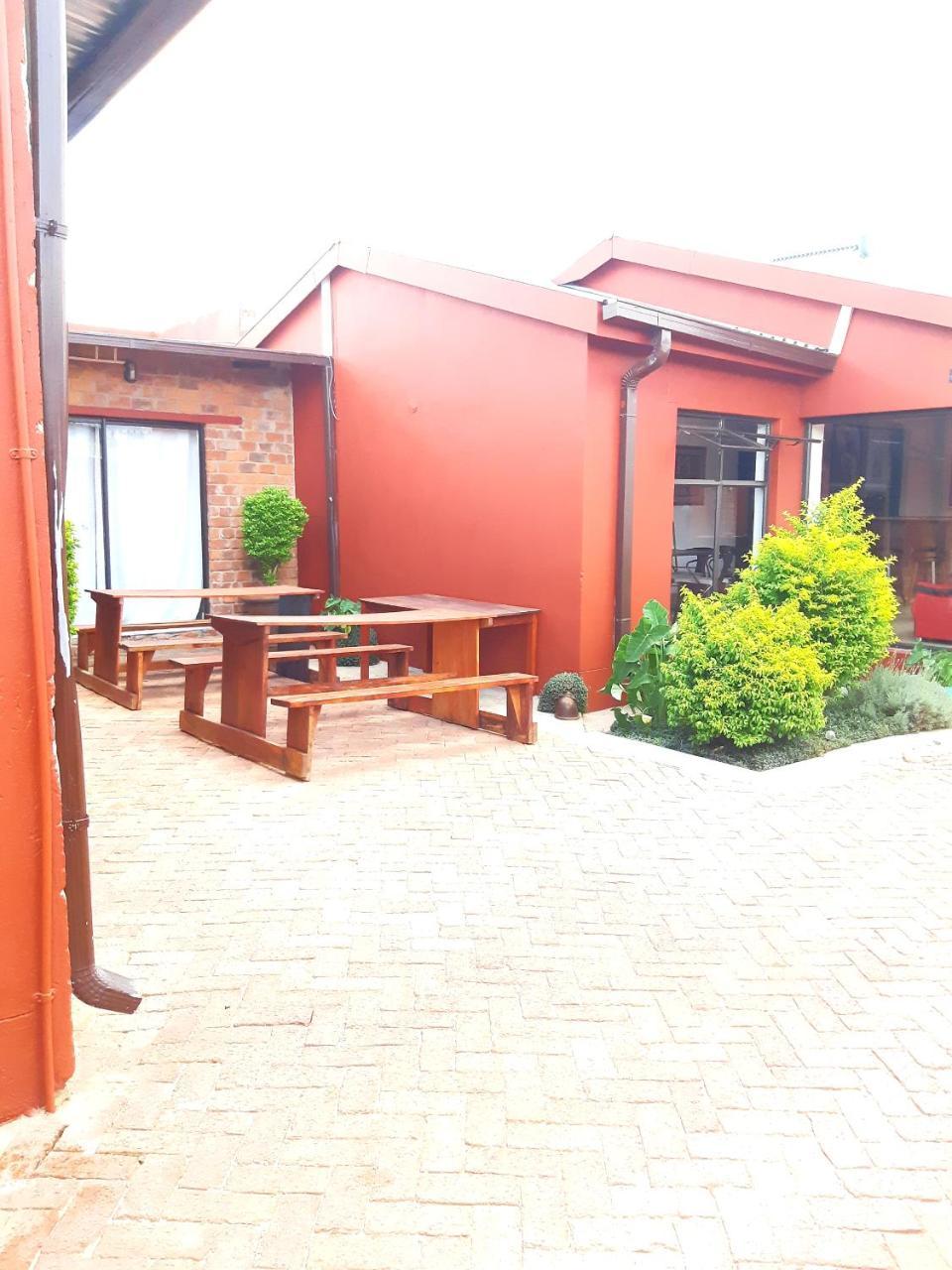 Niilo'S Guesthouse Rundu Ngoại thất bức ảnh