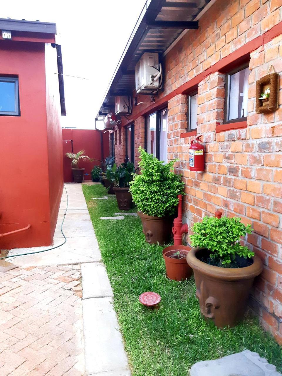 Niilo'S Guesthouse Rundu Ngoại thất bức ảnh