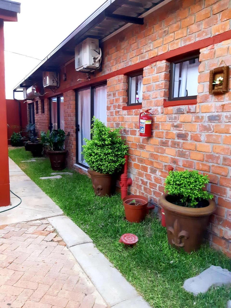 Niilo'S Guesthouse Rundu Ngoại thất bức ảnh