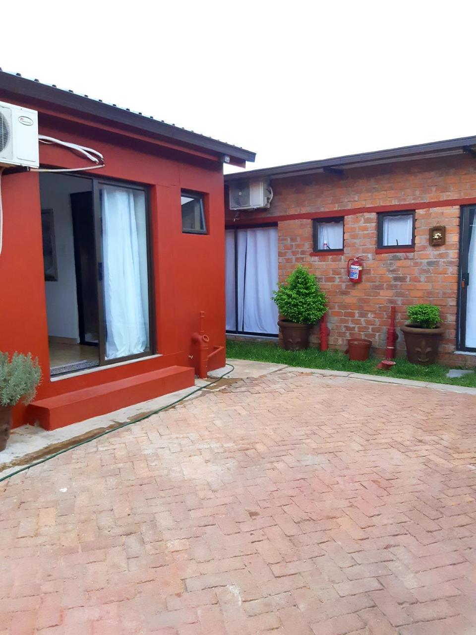 Niilo'S Guesthouse Rundu Ngoại thất bức ảnh