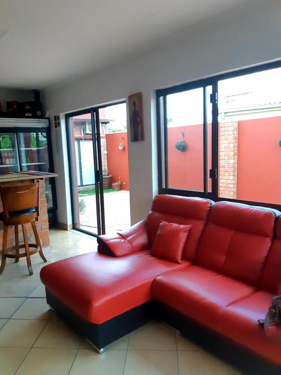 Niilo'S Guesthouse Rundu Ngoại thất bức ảnh