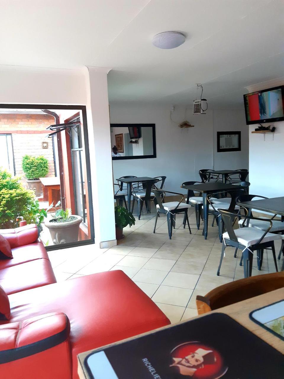 Niilo'S Guesthouse Rundu Ngoại thất bức ảnh