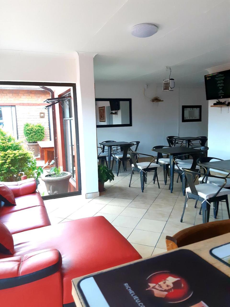 Niilo'S Guesthouse Rundu Ngoại thất bức ảnh
