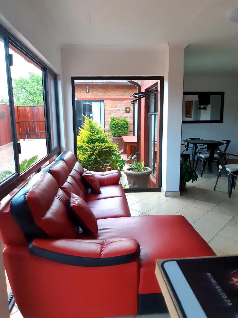 Niilo'S Guesthouse Rundu Ngoại thất bức ảnh